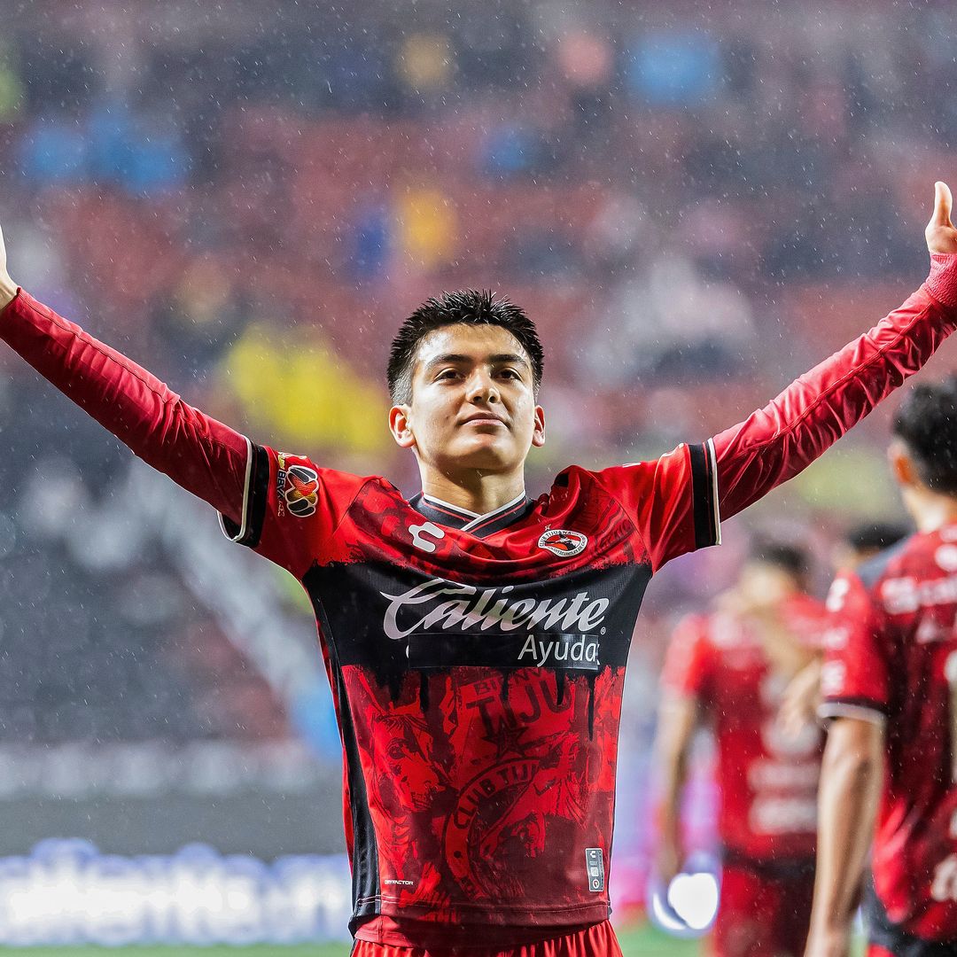 Gilberto Mora durante un partido de Liga MX con Tijuana